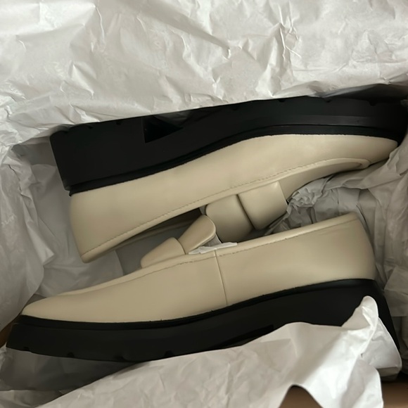 Vince Robin Loafer new in box with dustbag. Size 7.5 - Picture 3 of 6